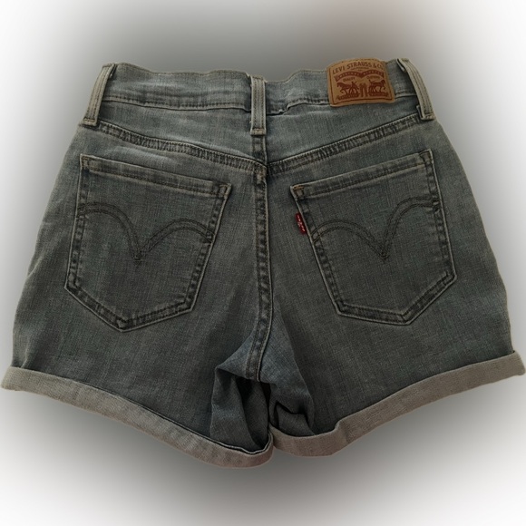Medium Wash Levi’s Jean shorts size 24 - Picture 3 of 3